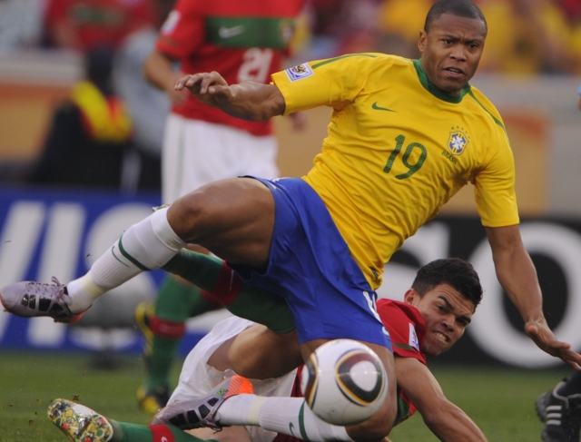 O jogo começa disputado.Julio Baptista e Pepe lutam pela posse de bola